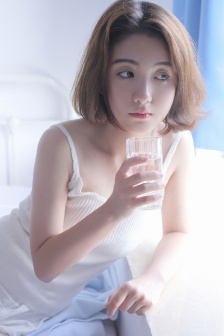 他缓慢而有力的撞着在车里视频